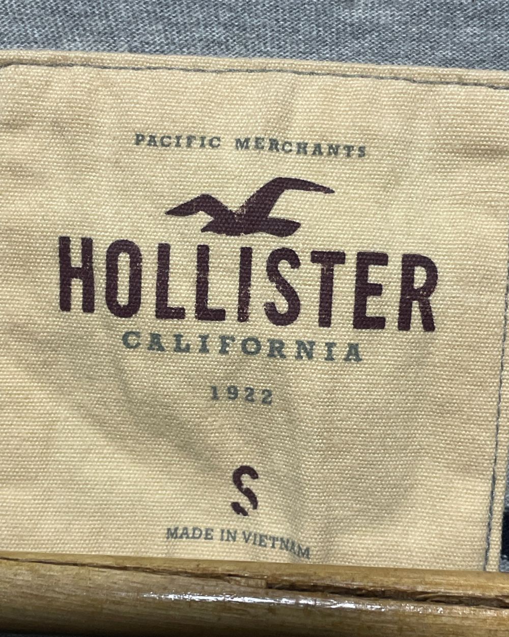 Hollister Gray T Shirt For Men Small