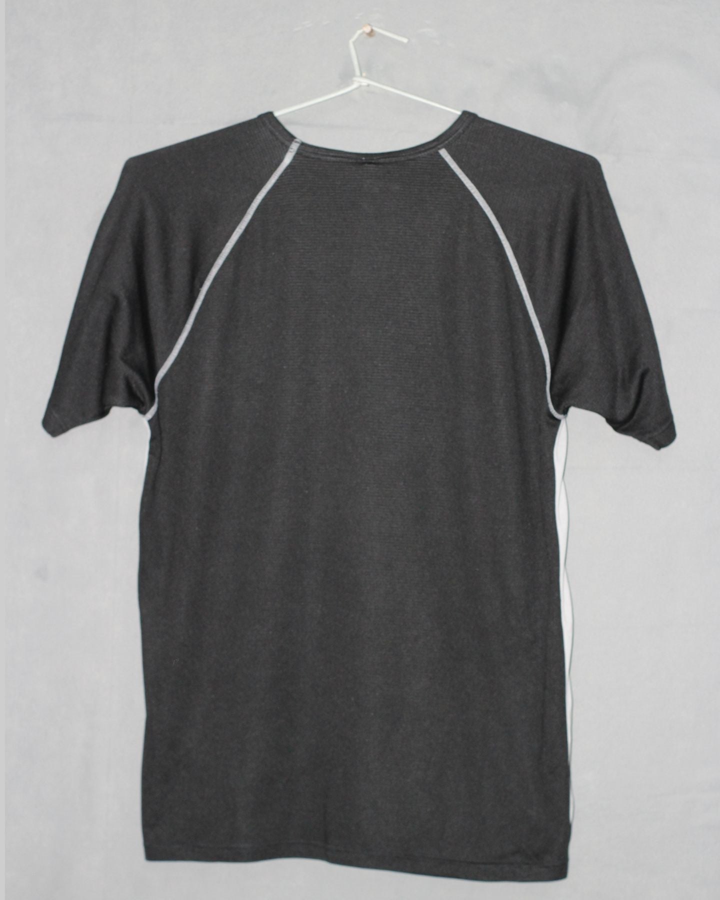 Uniqlo Dry Branded Original For Sports Round Neck Men T Shirt | Preloved Labels