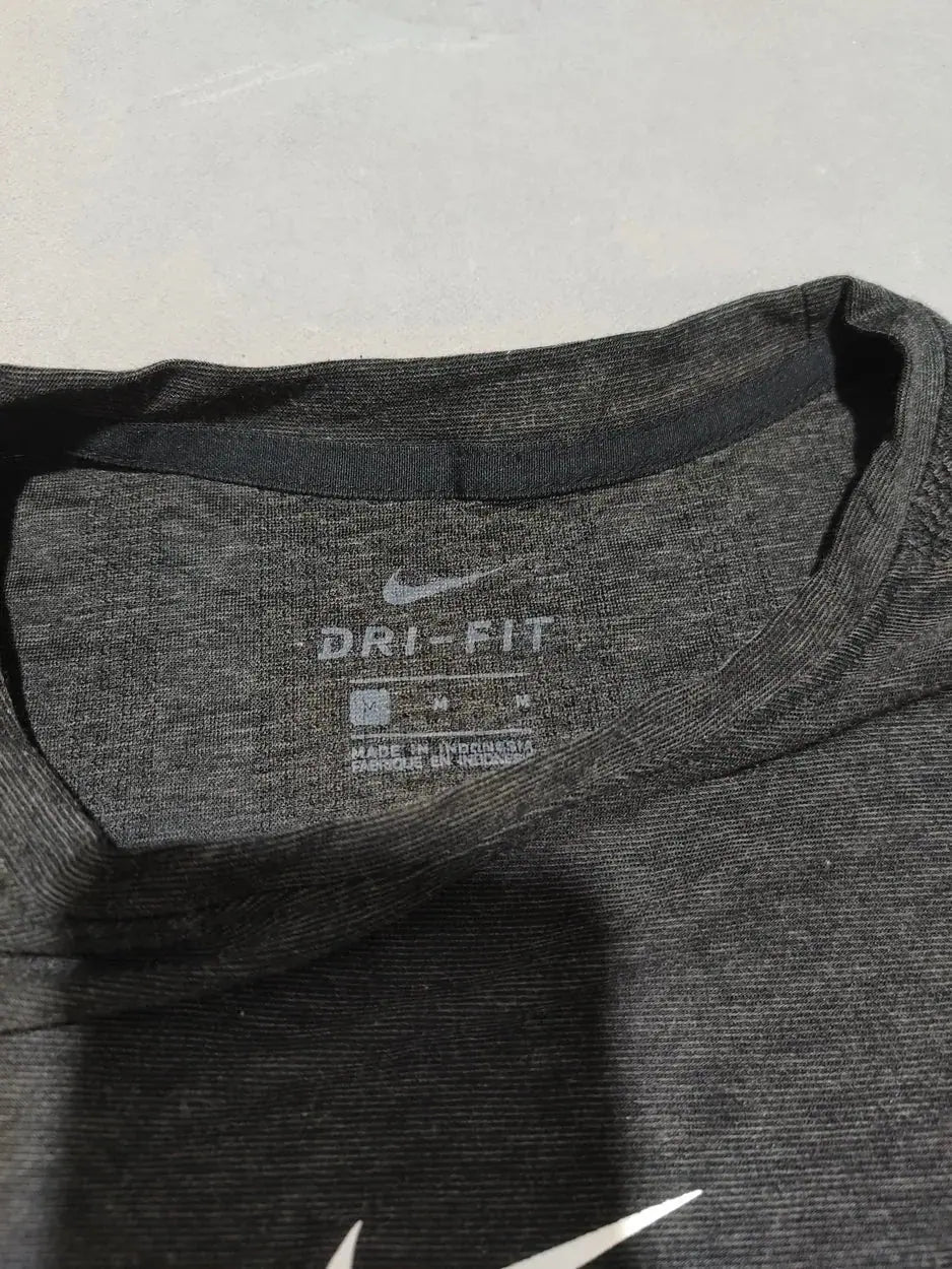 Nike Women Gray Sport T Shirt – Preloved Labels (view 3)