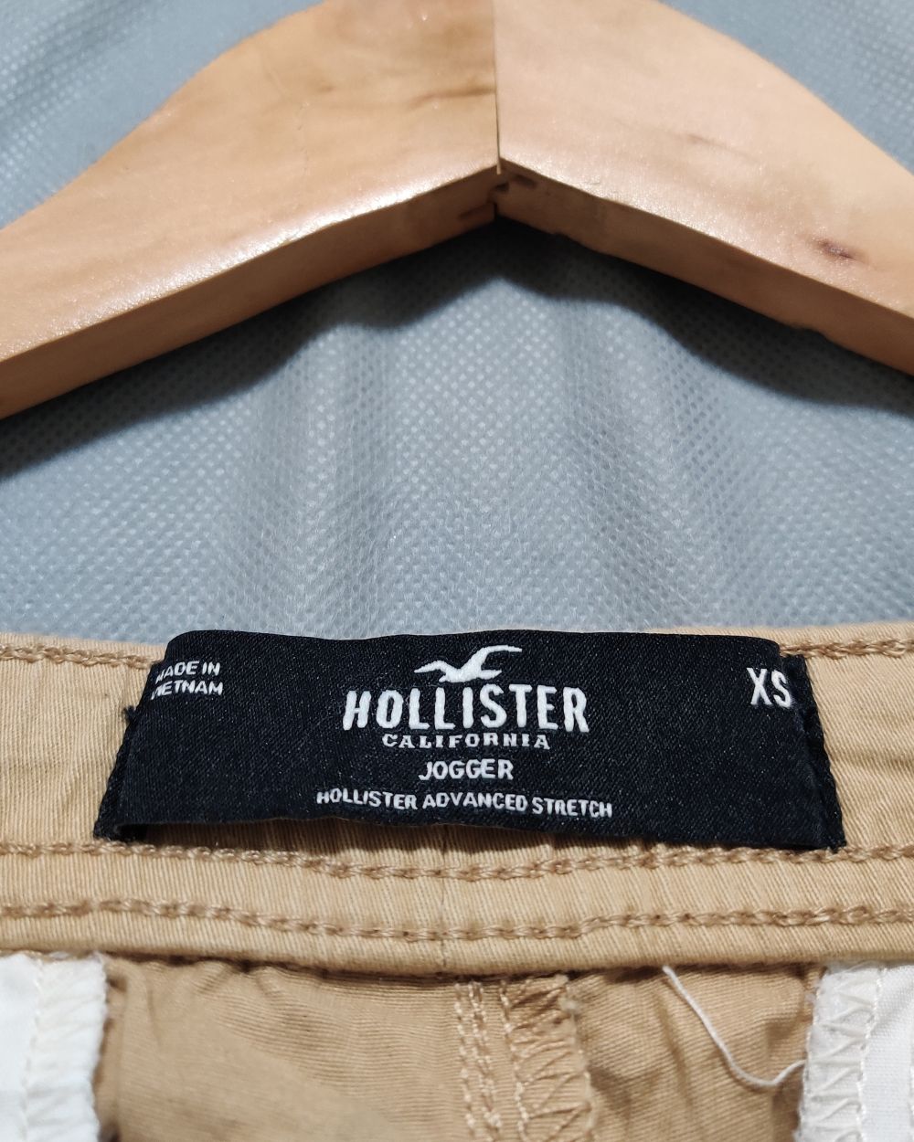 Hollister Khaki Cotton For Men Cargo Pant XS