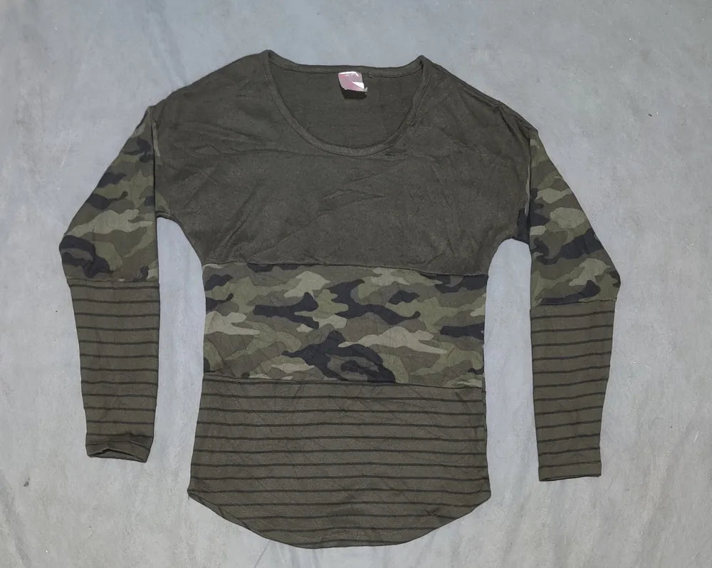 No Boundaries Women Olive Camouflage Sweater XS – Preloved Labels (view 3)