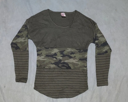 No Boundaries Women Olive Camouflage Sweater XS – Preloved Labels (view 3)