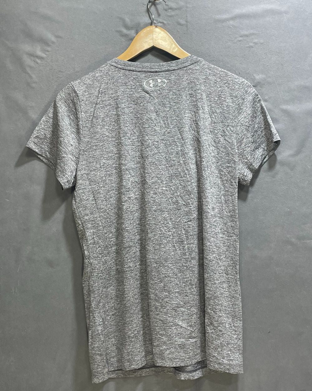 Under Armour Grey Polyester JerseySport For Women T Shirt Medium - Preloved Labels