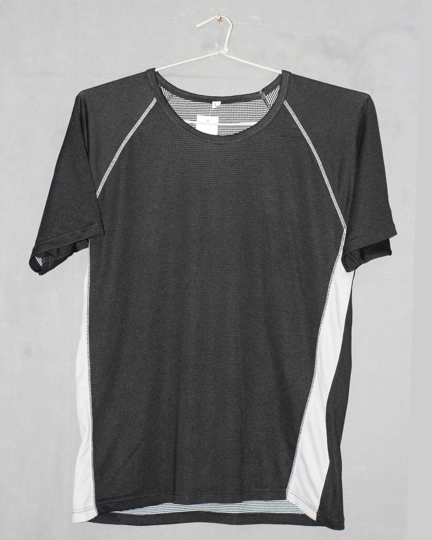 Uniqlo Dry Branded Original For Sports Round Neck Men T Shirt | Preloved Labels