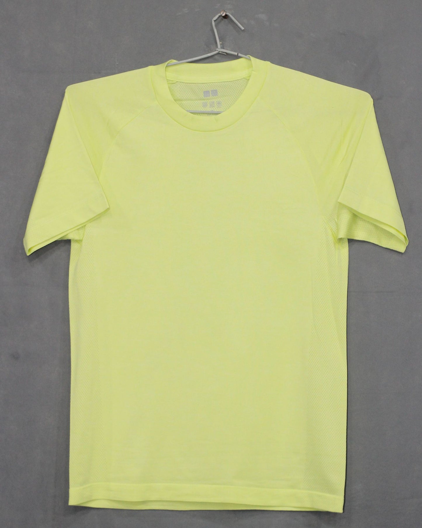 Uniqlo Dry Branded Original For Sports Round Neck Men T Shirt | Preloved Labels